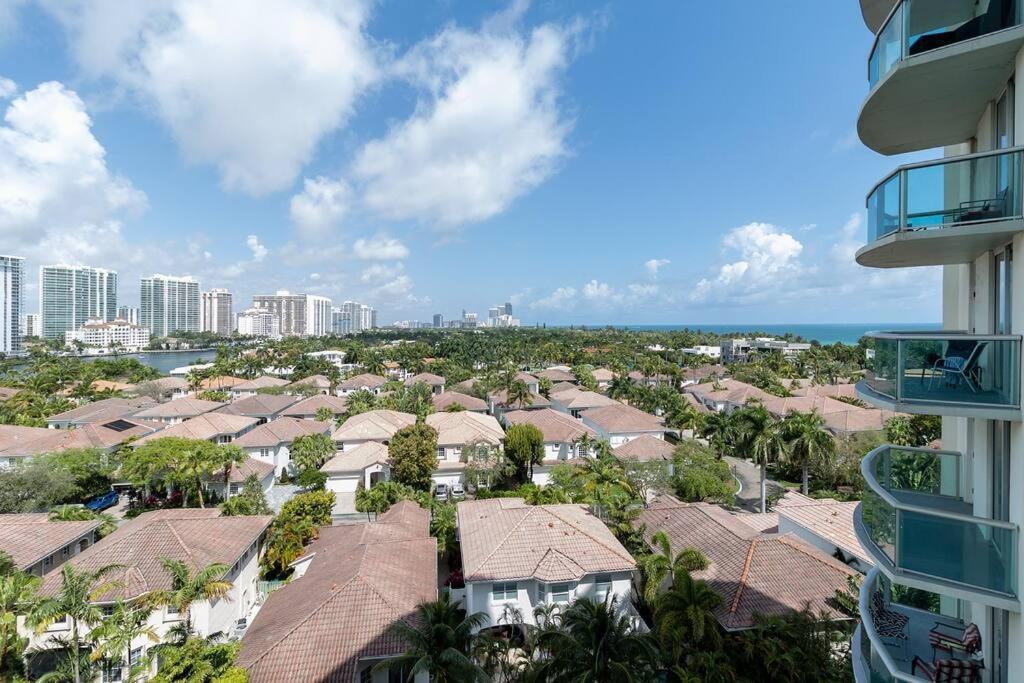 Stunning & Spacious Resort-Style Condo Across From Beach! ไมอามีบีช ภายนอก รูปภาพ