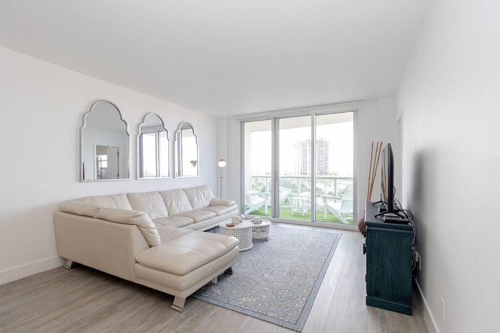 Stunning & Spacious Resort-Style Condo Across From Beach! ไมอามีบีช ภายนอก รูปภาพ