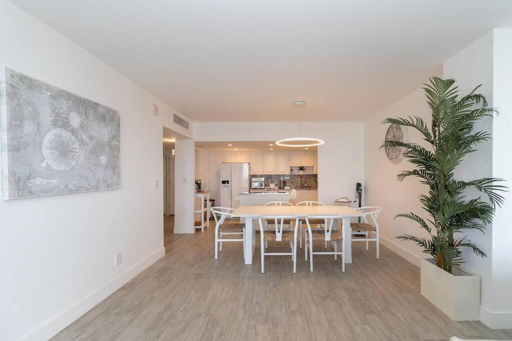 Stunning & Spacious Resort-Style Condo Across From Beach! ไมอามีบีช ภายนอก รูปภาพ