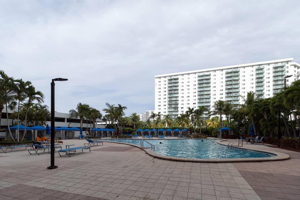 Stunning & Spacious Resort-Style Condo Across From Beach! ไมอามีบีช ภายนอก รูปภาพ