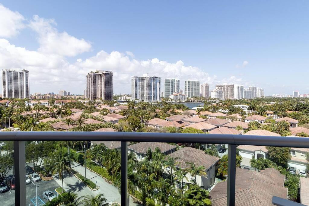 Stunning & Spacious Resort-Style Condo Across From Beach! ไมอามีบีช ภายนอก รูปภาพ